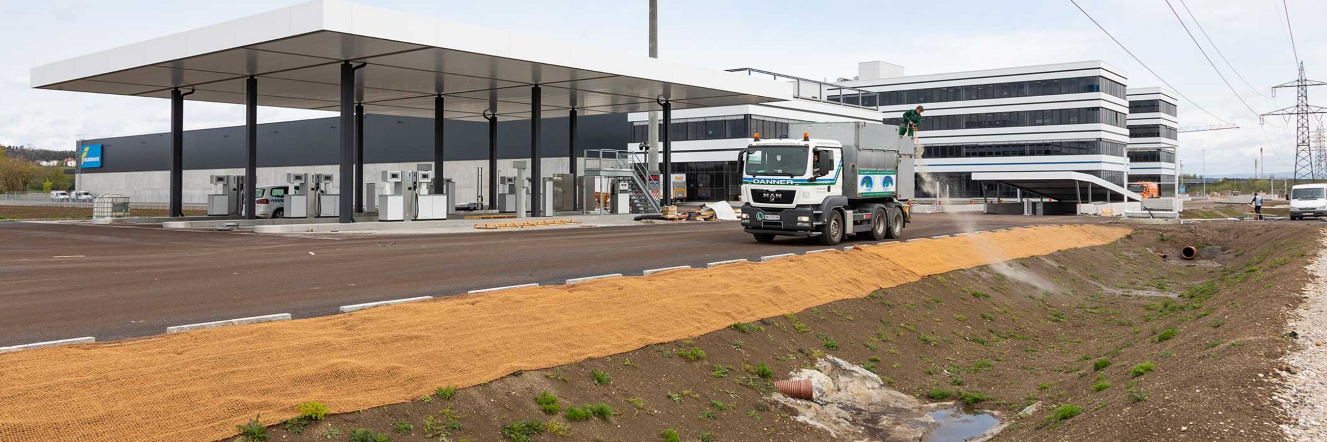 © Felbermayr/Weickinger Begrünungsarbeiten vor der Felbermayr Firmenzentrale in Wels.