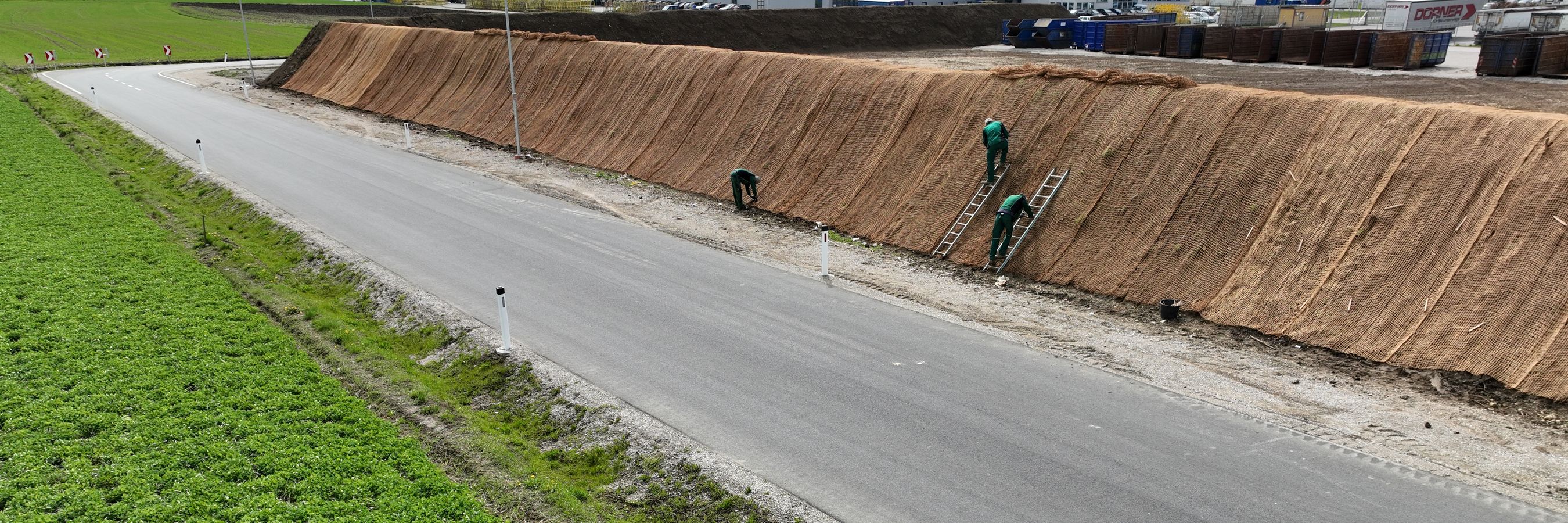 © Felbermayr/Nusime Aufspritzbegrünung wird auf das Kokosgewebe aufgeracht